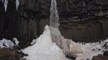Svartifoss Şelalesi ve bazalt lav sütunları destansı manzarası. Vatnajokull Ulusal Parkı, İzlanda. Ağır çekim çekimi. Kamera Yakınlaştır