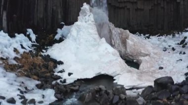 Bir Svartifoss Şelalesi ve Bazalt Lava Sütunlarının Havadan Görünümü Destansı Manzarası. Vatnajokull Ulusal Parkı, İzlanda. Kamera Şelale boyunca ilerler.