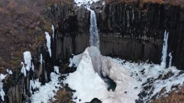 Bir Svartifoss Şelalesi ve Bazalt Lava Sütunlarının Havadan Görünümü Destansı Manzarası. Vatnajokull Ulusal Parkı, İzlanda. Kamera Yakınlaştır