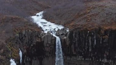 Bir Svartifoss Şelalesi ve Bazalt Lava Sütunlarının Havadan Görünümü Destansı Manzarası. Vatnajokull Ulusal Parkı, İzlanda. Yüksek Açı Eğim Görüntüsü