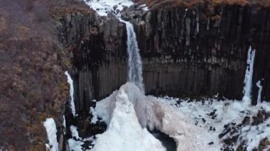 Bir Svartifoss Şelalesi ve Bazalt Lava Sütunlarının Havadan Görünümü Destansı Manzarası. Vatnajokull Ulusal Parkı, İzlanda. Kamera Yakınlaştır