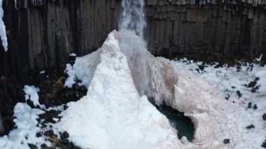 Bir Svartifoss Şelalesi ve Bazalt Lava Sütunlarının Havadan Görünümü Destansı Manzarası. Vatnajokull Ulusal Parkı, İzlanda. Kamera Odaklanıyor. Panoramik Çekim