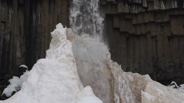Svartifoss瀑布和玄武岩拉瓦柱史诗景观 Vatnajokull国家公园 超级特写镜头慢动作静态射击 水在冰上流动 — 图库视频影像