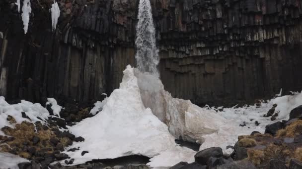 Svartifoss瀑布和玄武岩拉瓦柱史诗景观 Vatnajokull国家公园 超级特写慢动作镜头 水在冰上流动 相机慢慢放大 — 图库视频影像