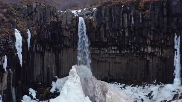 斯瓦尔福斯瀑布和玄武岩拉瓦柱的空中景观 Vatnajokull国家公园 轨道交通枪弹 — 图库视频影像