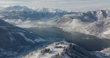 Zell Am See-Kaprun üzerinde Zell Gölü 'nü çevreleyen Karlı Dağlar, Salzburg, Avusturya
