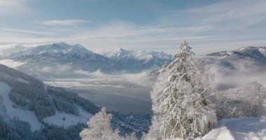 Zell Am See-Kaprun 'a ve Zell Gölü, Salzburg, Avusturya' ya doğru Dağ Tepesindeki Karlı Hava Aracı
