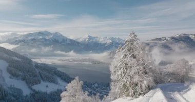Zell Am See-Kaprun 'a ve Zell Gölü, Salzburg, Avusturya' ya doğru Dağ Tepesindeki Karlı Hava Aracı