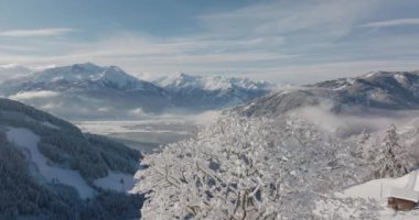 Zell Am See-Kaprun 'a ve Zell Gölü, Salzburg, Avusturya' ya doğru Dağ Tepesindeki Karlı Hava Aracı