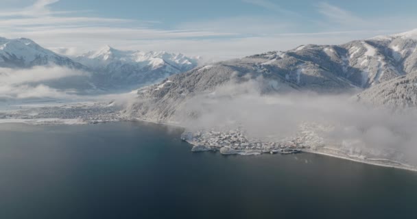 Zell See Kaprunの上空には オーストリアのザルツブルク州Zell湖を囲む雪に覆われた山々が広がっています — ストック動画
