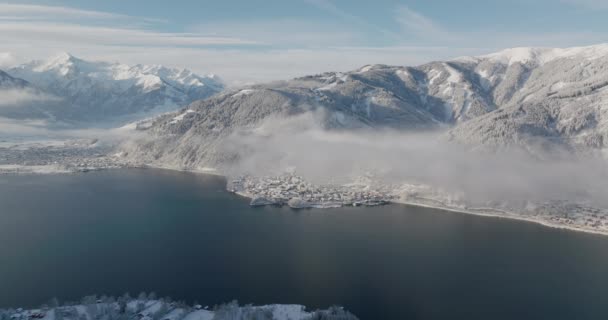 Zell See KaprunとLake Zellの上空を雪に覆われた山々に囲まれた広いドローン ザルツブルク オーストリア — ストック動画