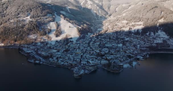 Arcing Amplio Dron Sobre Lago Zell Con Ciudad Sombra Con — Vídeo de stock