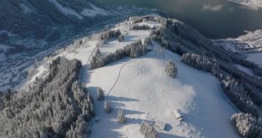 Zell Gölü, Zell Am See-Kaprun, Salzburg, Avusturya 'ya doğru Karlı Dağ Tepesi Kayak Tesisi