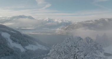 Zell Am See-Kaprun 'a ve Zell Gölü, Salzburg, Avusturya' ya doğru Dağ Tepesindeki Karlı Hava Aracı