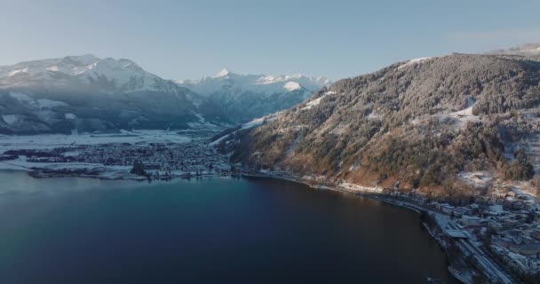 Drone Ancho Que Tira Hacia Atrás Sobre Lago Zell Con — Vídeo de stock