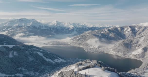 Drone Ancho Sobre Montañas Cubiertas Nieve Zell See Kaprun Lago — Vídeos de Stock