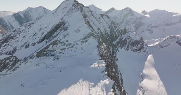 奥地利中东部阿尔卑斯山高陶尔恩山脉Kitzsteinhorn山峰上空的宽无人机冬季飞行 — 图库视频影像