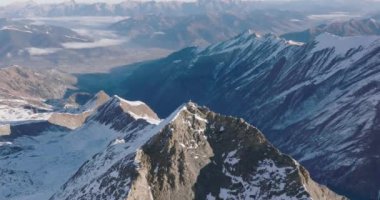 Kışın Kitzsteinhorn Dağı 'na doğru geniş insansız hava aracı uçuşu Cross, yüksek Tauern Sıradağları, Orta Doğu Alpleri, Avusturya