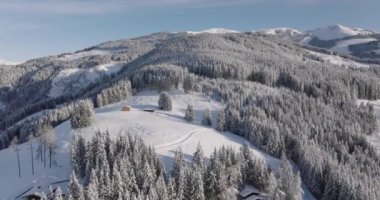 Kitzsteinhorn Dağı 'ndaki Ormanların Üzerindeki Geniş İHA Uçuşu, Yüksek Tauern Sıradağları, Orta Doğu Alpleri, Avusturya