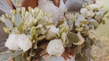 Düğün Günü İki Nedime Buketinin ve Gelinlerin Ellerindeki Buketin Yakın Çekimi