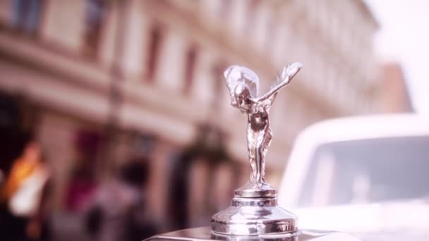 Nahaufnahme Slow Motion Bokeh Shot Von Rolls Royce Emblem Auf — Stockvideo