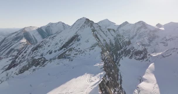 Amplio Dron Sobre Majestuosos Picos Montaña Kitzsteinhorn Iluminados Por Sol — Vídeo de stock