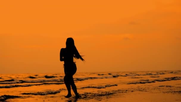 슬로우 Young Woman Silhouette Running Golden Beach Sunset Arms Thailand — 비디오