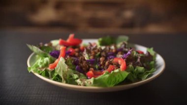 Şef 'in El Servisi Et Parçalı Salata. Sağlıklı gıda konsepti. Bokeh Çekimine Yakınlaş