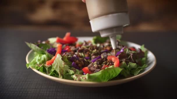 新鮮なサラダにソースをかける 健康食品の概念 クローズアップ Zoom Bokeh Shot — ストック動画
