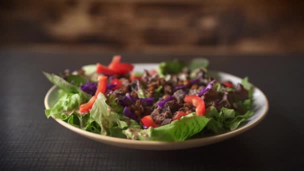 Chefs Servir Main Une Salade Fraîchement Préparée Avec Des Graines — Video