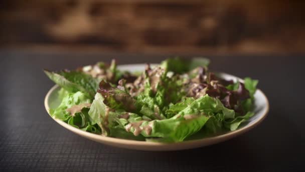 Chefs Mão Servindo Salada Com Fatias Repolho Vermelho Conceito Alimentação — Vídeo de Stock