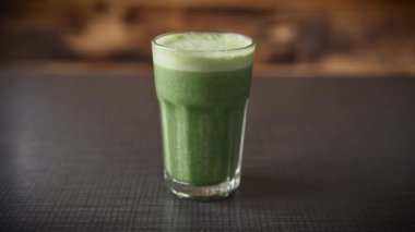 Gözlükteki Yeşil Sebzeler 'in yakın çekimi. Sağlıklı içki konsepti Sağlıklı içki konsepti. Statik Bokeh Vuruşu