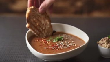 Şefin Eli çıtır tostlu çorba servis ediyor. Sağlıklı gıda konsepti. Yakınlaştır Bokeh Vuruşu