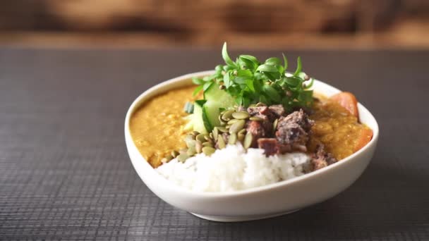 Großaufnahme Einer Frisch Zubereiteten Curry Reisschale Auf Dem Tisch Gesundes — Stockvideo
