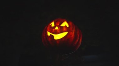 Cadılar Bayramı Balkabağı Feneri Gece Parlayan Eğlence Parkı 'nda. Cadılar Bayramı Dekorasyonu. Gizemli Gece Atmosferi. El bilgisayarı görüntüsü