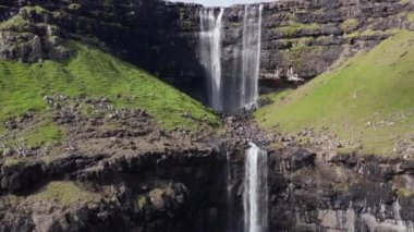 Faroe Adaları 'ndaki Fossa Şelalesinin Havası. Vahşi Rocky Hillside 'da Görkemli Şelale. Kamera Geriye Taşır