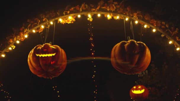 遊園地でハロウィンカボチャの提灯夜に輝く ハロウィンの装飾 神秘的な夜の雰囲気 — ストック動画