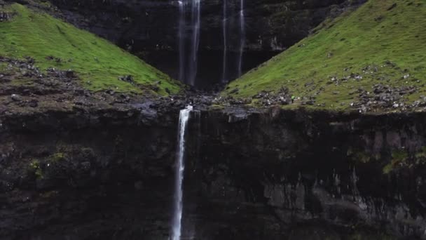 フェロー諸島の楽しいフォッサ滝の空中 ワイルドロッキーヒルサイドの雄大な滝 カメラが上へ — ストック動画