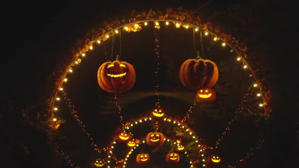 Halloweenpompoenlantaarns Een Pretparksteeg Die Nachts Gloeit Halloweenversieringen Mystery Night Atmosphere — Stockvideo