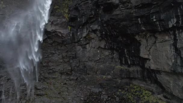 フェロー諸島の楽しいフォッサ滝の空中 ワイルドロッキーヒルサイドの雄大な滝 カメラが上へ — ストック動画