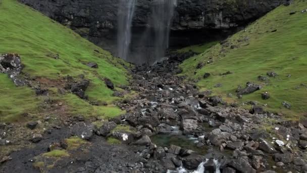 Egy Elragadó Fossa Vízesés Levegője Feröer Szigeteken Fenséges Vízesés Wild — Stock videók