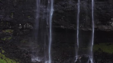 Faroe Adaları 'ndaki Fossa Şelalesinin Havası. Vahşi Rocky Hillside 'da Görkemli Şelale. Kamerayla Aşağı Eğil Geriye Git