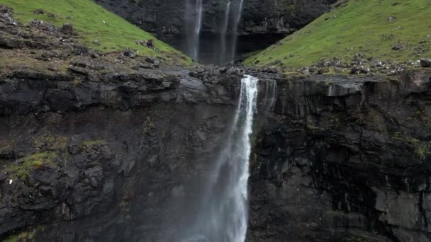 Aérea Una Encantadora Cascada Fossa Las Islas Feroe Majestuosa Cascada — Vídeos de Stock