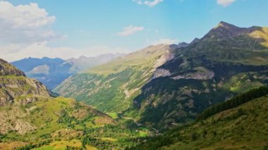 Blue Sky, Occitanie, Fransa 'daki Fransız Pireneler Dağları' nın Üzerinde Geniş Yavaş Hareketli Drone Çekimi
