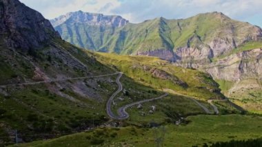 Fransız Pireneleri 'nin üzerinde Viraj Yolu, Occitanie, Fransa' lı Geniş Yavaş Hareketli Drone Atışı