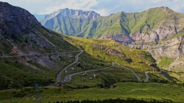 슬로우 Arcing Drone Shot French Pyrenees Mountain Range Winding Road — 비디오