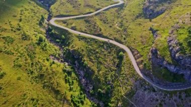 Geniş Yavaş Hareketli İHA, Fransa 'nın Occitanie kentindeki Pirenes Dağları' nın Üzerinde Çekim Yaptı.