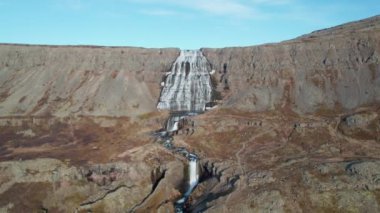 Dynjandi Şelalesi 'nin havadan görünüşü, Westfjords İzlanda. Popüler Turizm Merkezi. Muhteşem Doğa Manzarası. Kamera yavaşça yakınlaştırıyor. Geniş Panoramik Görüntü