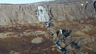 Dynjandi Şelalesi 'nin havadan görünüşü, Westfjords İzlanda. Popüler Turizm Merkezi. Muhteşem Doğa Manzarası. Geniş Panoramik Görüntü.
