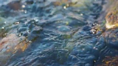 Nehir yüzeyine yakın çekim, Dynjandi Şelalesi, Westfjords İzlanda. Yavaş Hareket Görüntüsü